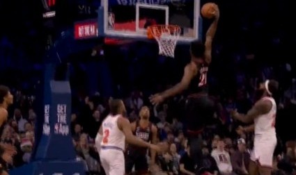 世界杯手机观看-石破天惊！格莱姆斯送回传 恩比德跟进起飞满弓战斧暴力劈扣