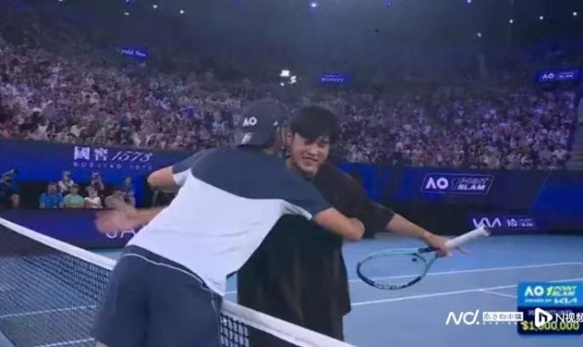 世界杯手机观看-周杰伦澳网首秀遭遇“一轮游”，全程“罚站”没碰到球